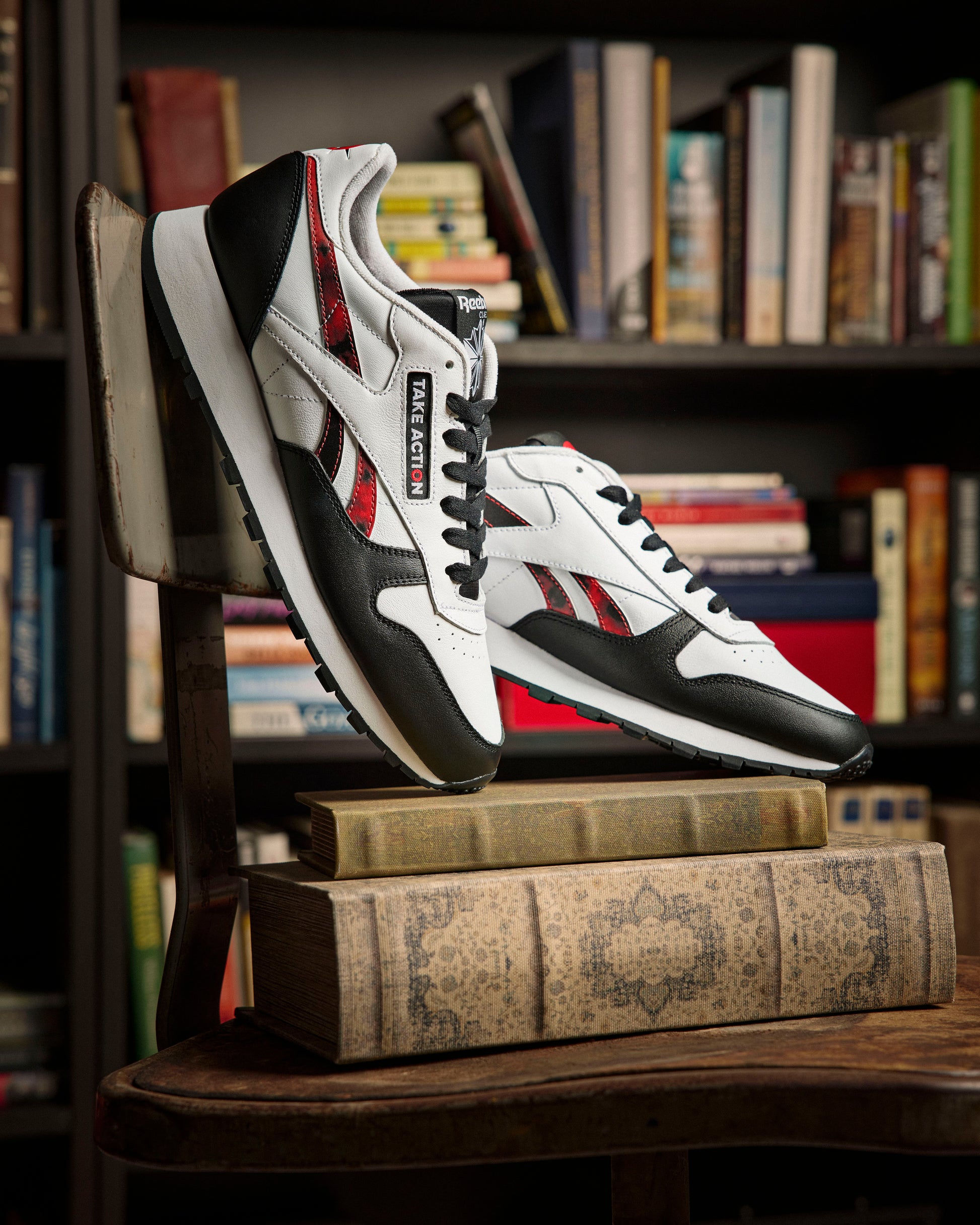 Classic leather graphic reebok Clearance